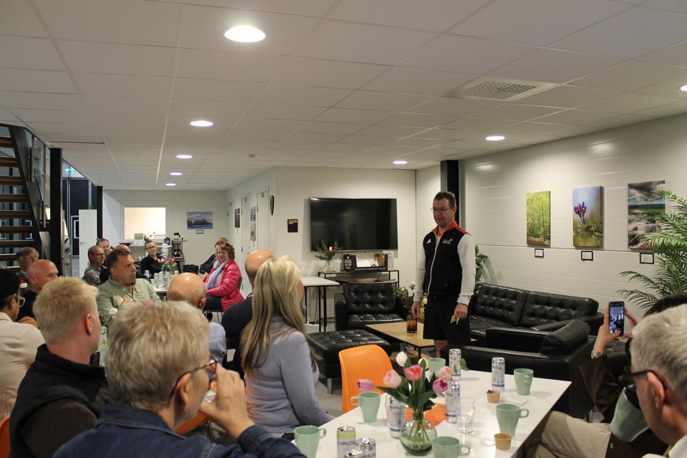 offensiva-event-1000px En man håller tal på möte